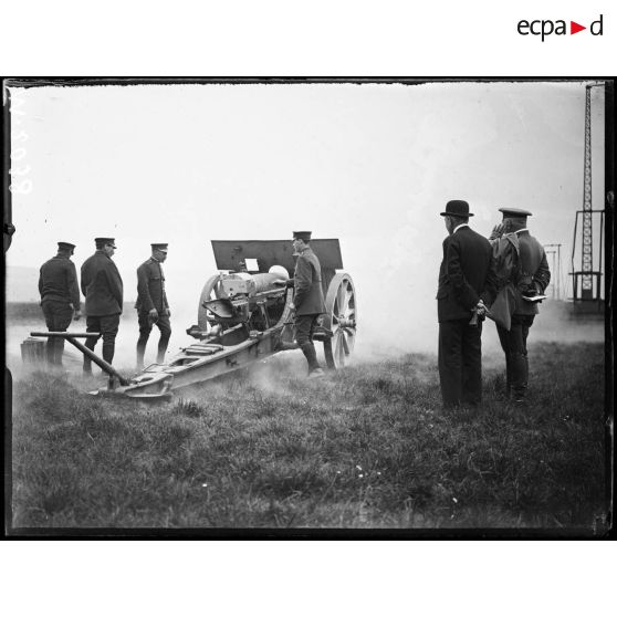 Démonstration d'un obusier de 105 mm sur le polygone d'artillerie de l'usine Schneider d'Harfleur. [légende d'origine]