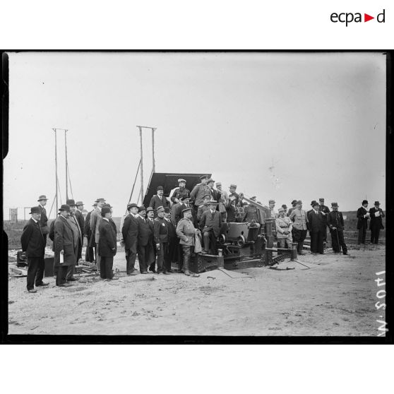 Des délégués parlementaires russes groupés autour d'un obusier de 280 mm au polygone d'artillerie d'Harfleur. [légende d'origine]