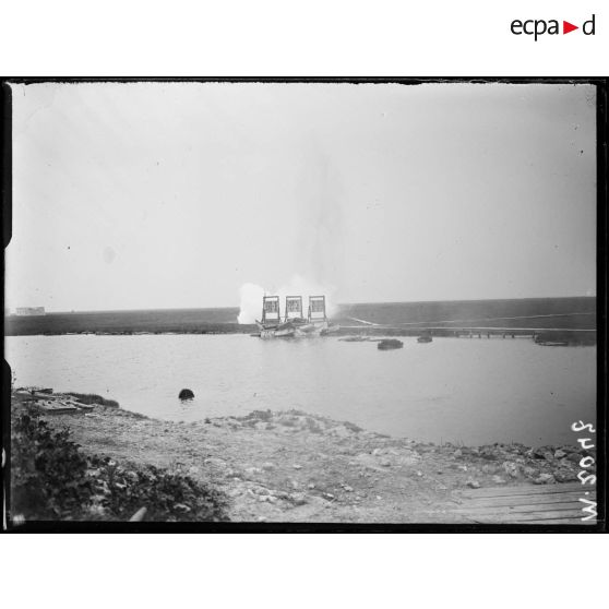 Demonstration d'un canon de 75 mm utilisé dans l'armée russe sur le polygone d'artillerie de l'usine Schneider d'Harfleur [légende d'origine]