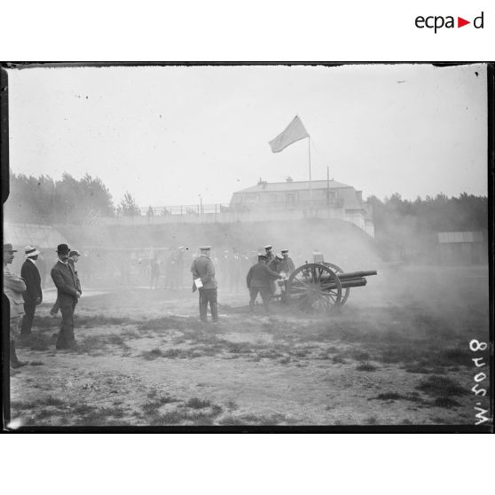 Demonstration d'un canon de 75 mm utilisé dans l'armée russe sur le polygone d'artillerie de l'usine Schneider d'Harfleur [légende d'origine]