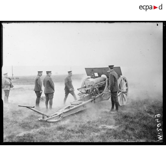 Démonstration de tir d'un canon de 105 mm devant les parlementaires russes. [légende d'origine]