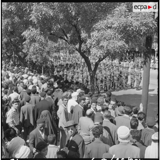 Prise d'armes du 8 Mai 1958, à Constantine (Algérie).