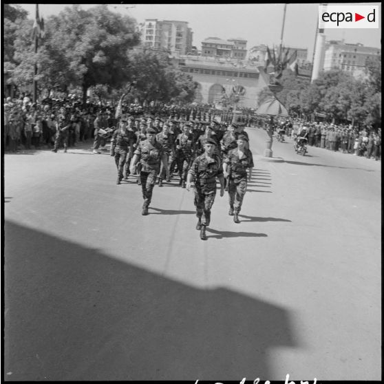 Les parachutistes du 2ème régiment de parachutistes coloniaux (RPC) défilent.