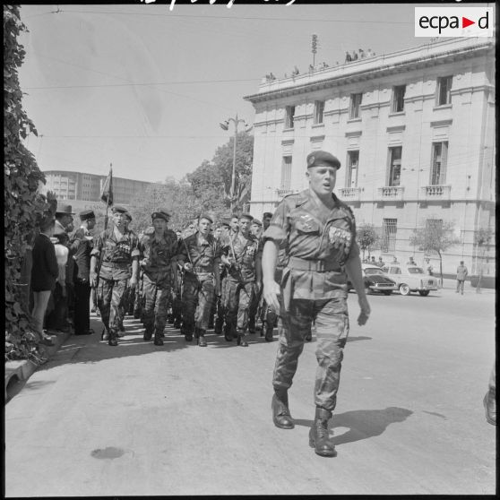 Les parachutistes du 2ème régiment de parachutistes coloniaux (RPC) défilent.