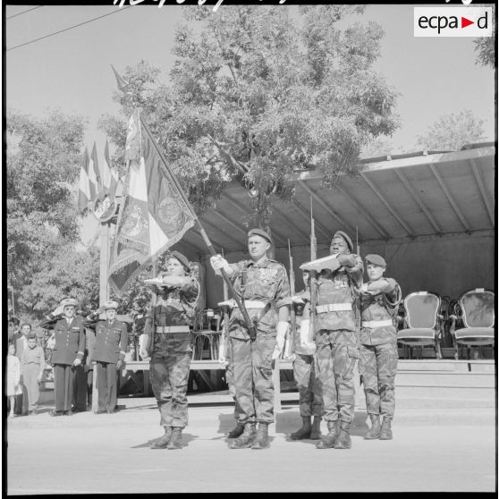 Le drapeau du 2ème régiment de parachutistes coloniaux (RPC) et sa garde d'honneur.