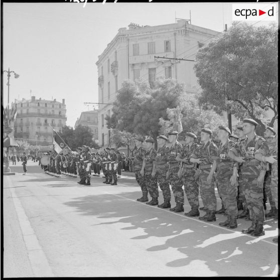 Les parachutistes au garde-à-vous.