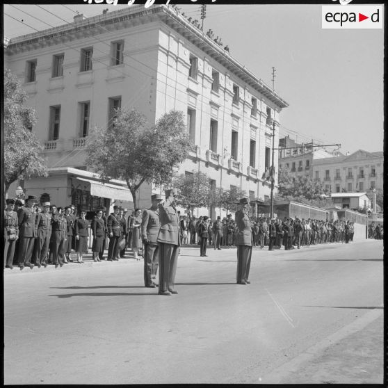 Les généraux Divary, Jarrot et de Cherge saluent le drapeau du 2ème régiment de chars de combat (RCC).