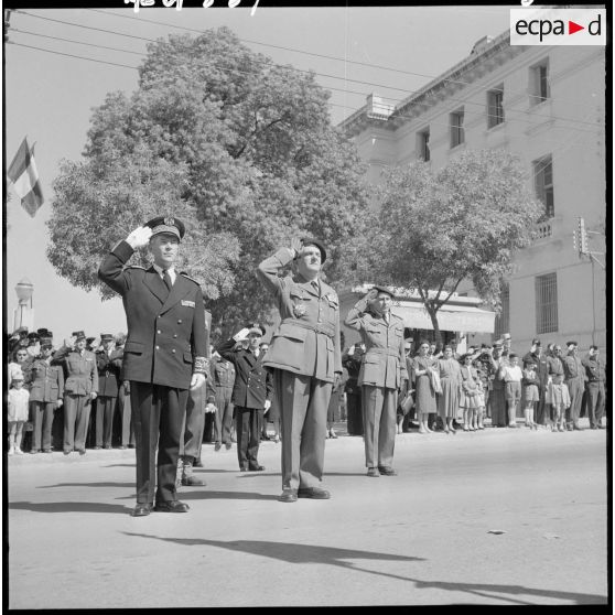 Jean Chapel et le général Gilles saluent le drapeau du 2ème régiment de parachutistes coloniaux (RPC).