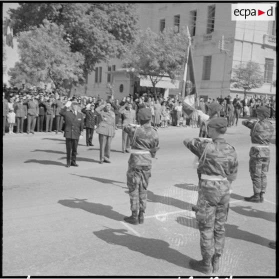 Jean Chapel et le général Gilles saluent le drapeau du 2ème régiment de parachutistes coloniaux (RPC).