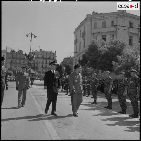 Le général Gilles passe les troupes en revue.