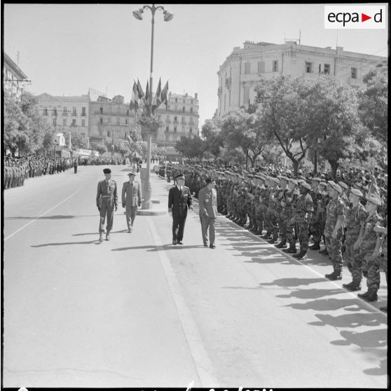 Le général Gilles passe les troupes en revue.