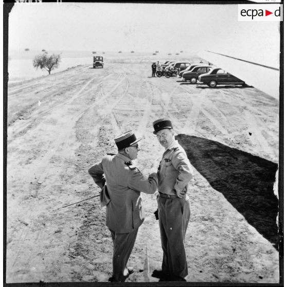 Le colonel Basset de dos, sur un terrain d'aviation à Oran.