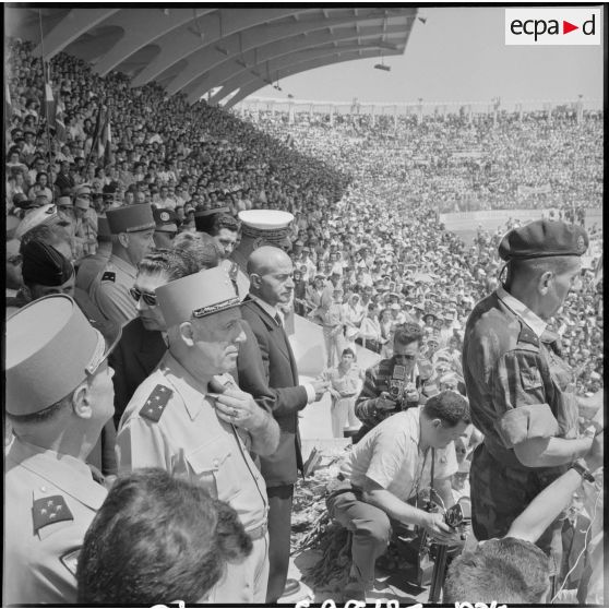 Le général Massu s'adresse à la foule du stade d'Oran.