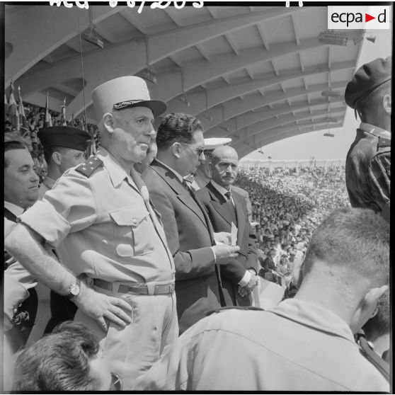 Le général Salan, Jacques Soustelle et Chérif Sid-Cara au stade d'Oran, pendant le discours du général Massu.