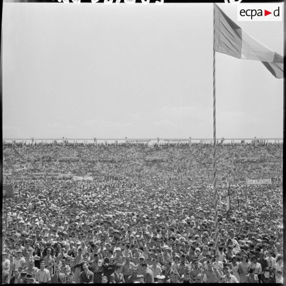 La foule au stade d'Oran pour la venue du général Salan, du général Massu et de Jacques Soustelle.