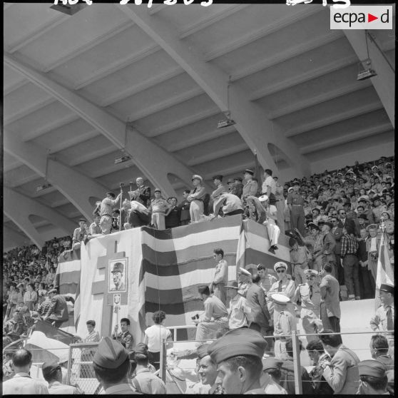 Chérif Sid-Cara parle à la foule du stade d'Oran.