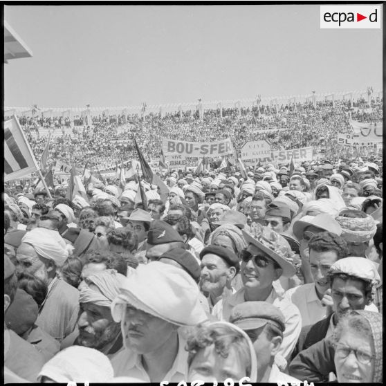 La foule au stade d'Oran pour la venue du général Salan, du général Massu et de Jacques Soustelle.