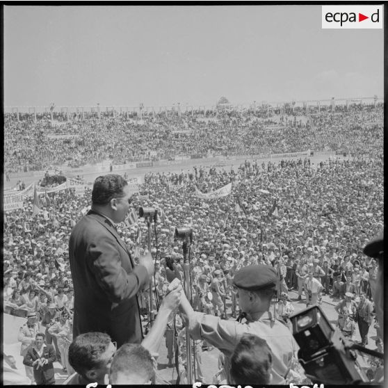 Jacques Soustelle parle à la foule du stade d'Oran.