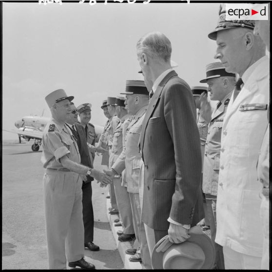 Le général Salan et Jacques Soustelle sont salués par une délégation d'officiers de la garnison d'Oran.