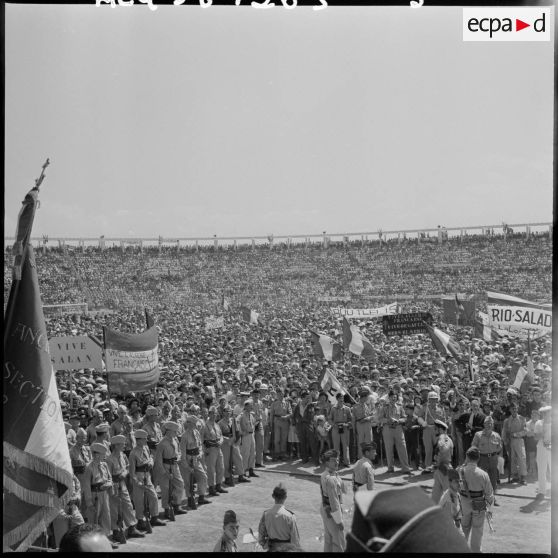 La foule au stade d'Oran pour la venue du général Salan, du général Massu et de Jacques Soustelle.