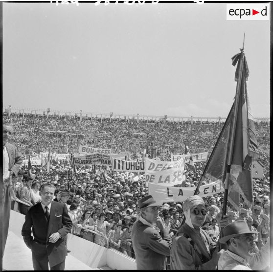 La foule au stade d'Oran pour la venue du général Salan, du général Massu et de Jacques Soustelle.