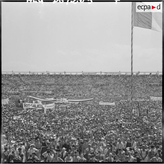 La foule au stade d'Oran pour la venue du général Salan, du général Massu et de Jacques Soustelle.