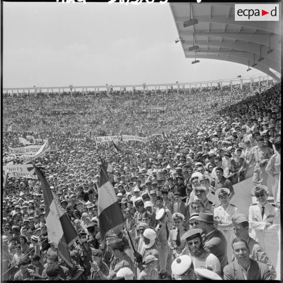 La foule au stade d'Oran pour la venue du général Salan, du général Massu et de Jacques Soustelle.