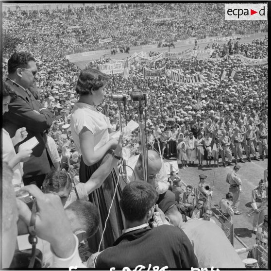 Une jeune fille s'adresse à la foule du stade d'Oran avant les discours des autorités.