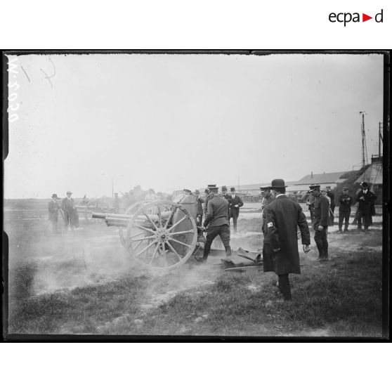 Demonstration d'un canon de 75 mm utilisé dans l'armée russe sur le polygone d'artillerie de l'usine Schneider d'Harfleur [légende d'origine]