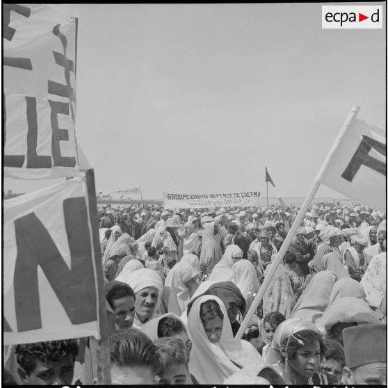 Biskra. La foule pendant les manifestations.