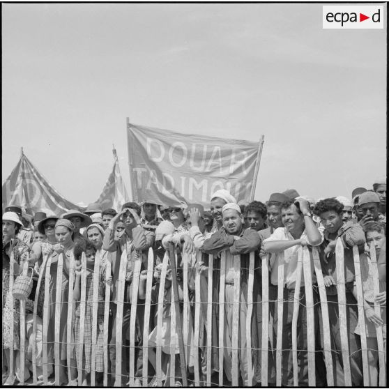 Biskra. La foule pendant les manifestations.