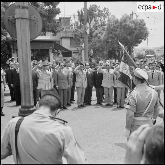 Arrivée à Constantine, les généraux Nogues et Gilles, Jacques Soustelle devant l'étendard du 4ème régiment de chasseurs.