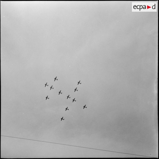 Dans le ciel de Constantine, une formation d'avions en croix de Lorraine.