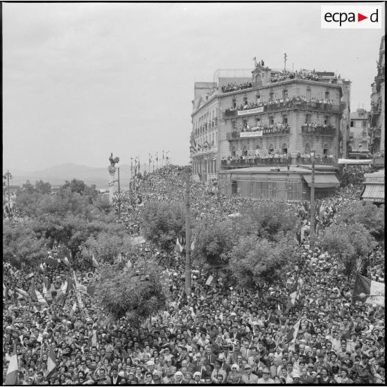 La foule pendant la manifestation de Constantine.