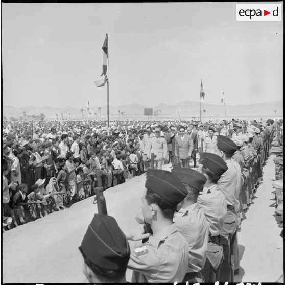 A Biskra, les généraux Gilles, Nogues et Jacques Soustelle passent en revue un détachement du 24e régiment d'infanterie coloniale (RIC), sous les acclamations de la foule.