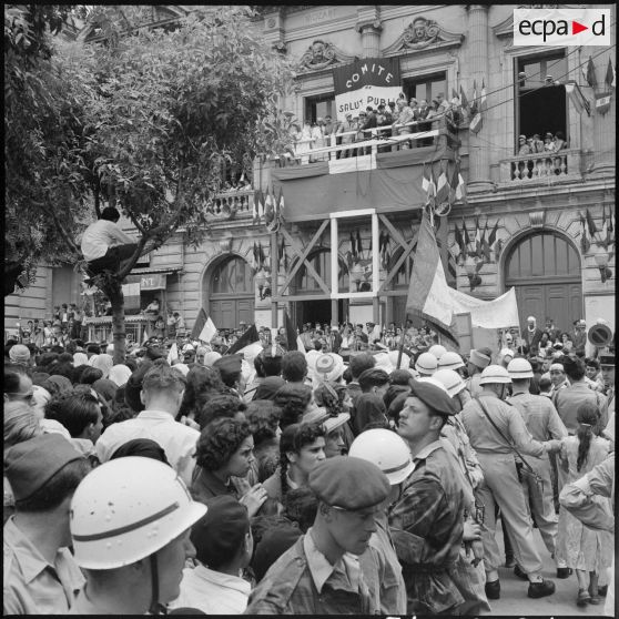 La foule pendant la manifestation de Constantine, devant la mairie où les autorités prononcent un discours depuis le balcon.