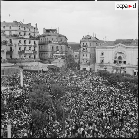 La foule pendant la manifestation de Constantine.