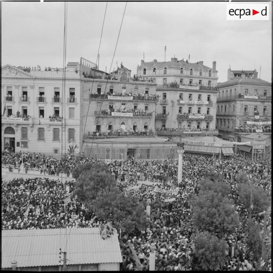 La foule pendant la manifestation de Constantine.