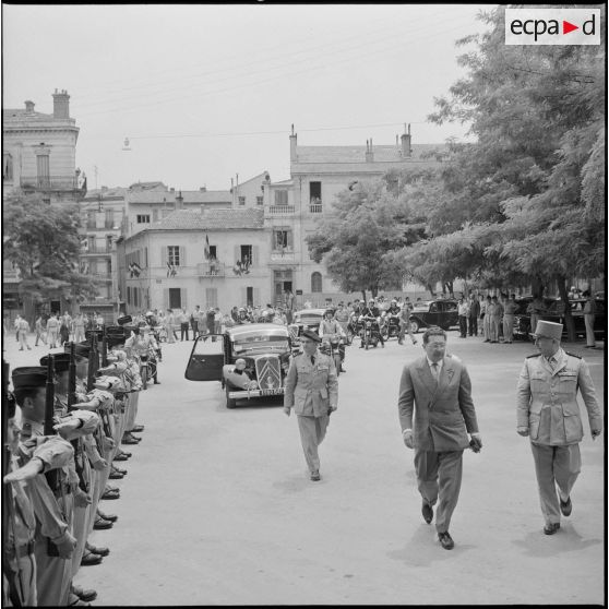 Les généraux Gilles, Nogues et Jacques Soustelle arrivent au corps d'armée (CA) de Constantine.