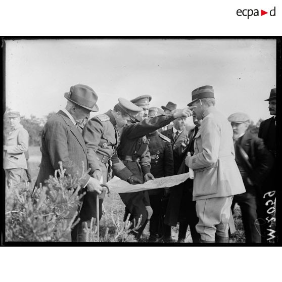 A l'ouest de la terre Champenoise, un officier russe explique à des membres de la mission parlementaire russe, cartes en mains, le plan de la bataille de la Marne. [légende d'origine]