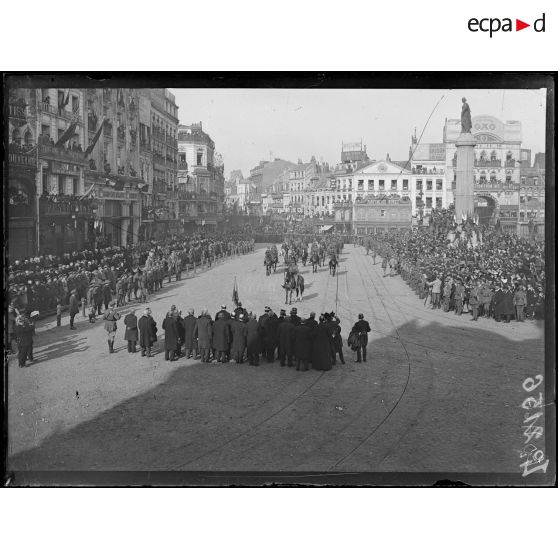 Lille, entrée des troupes anglaises sur la Grand-place. [légende d'origine]