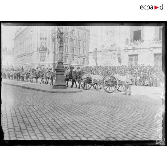 Lille, défilé des troupes anglaises. Caissons d'artillerie. [légende d'origine]