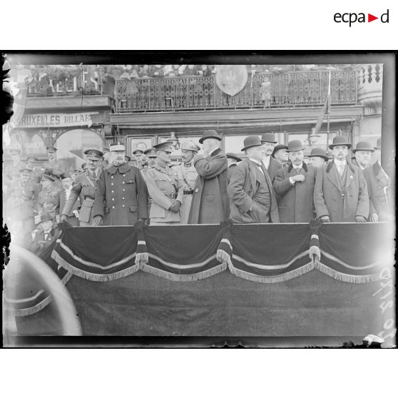 Lille, généraux anglais et français, personnages officiels assistant au défilé des troupes anglaises. [légende d'origine]