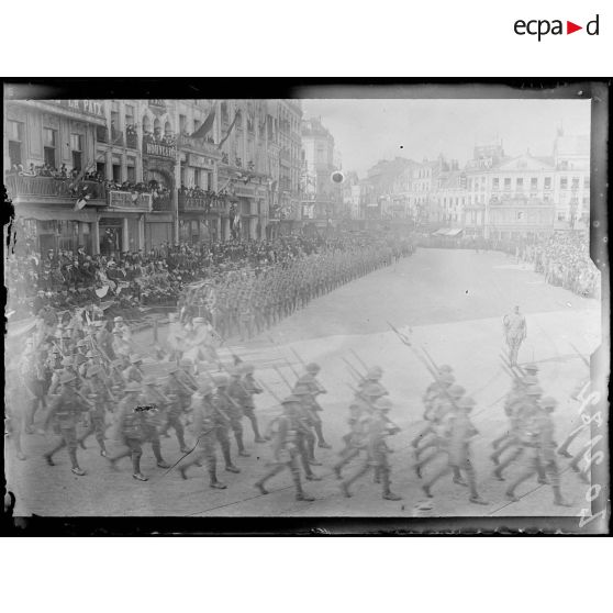 Lille, défilé de troupes anglaises. [légende d'origine]