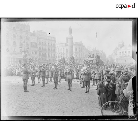 Lille, une musique anglaise s'arrête pour exécuter un morceau. [légende d'origine]