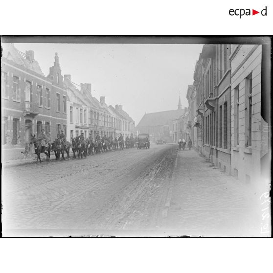 Menin, passage de troupes rue de la gare. [légende d'origine]