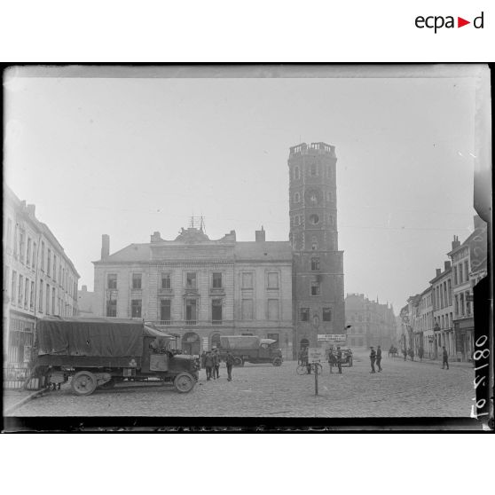 Menin, camions stationnant près du beffroi. [légende d'origine]