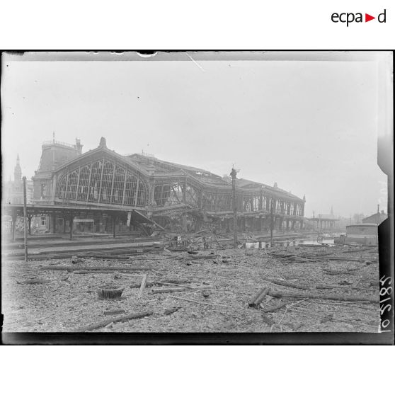 Valenciennes, les ruines de la gare. [légende d'origine]