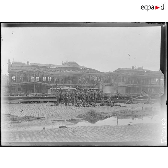 Valenciennes, soldats anglais stationnant dans la gare. [légende d'origine]