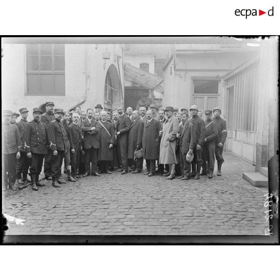 Valenciennes, groupe dans la cour de la mairie. [légende d'origine]